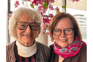Selfie på Birgitta och Carina framför blommor på väg hem från Nederländerna