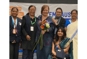Carina Aaltonen, Josephine Martine, Poppy John med flera står med blommor i händerna och medaljer i händerna på en rad