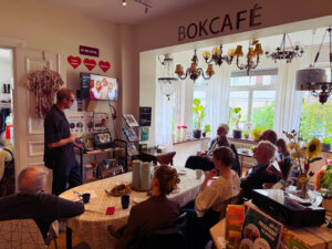 Markus Lewin håller föredrag inför medlemmar i Svalornas second hand butik