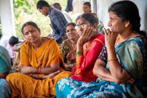 Kvinnogrupp i Gollagudem, Telangana, Indien (Photo Erik Törner)