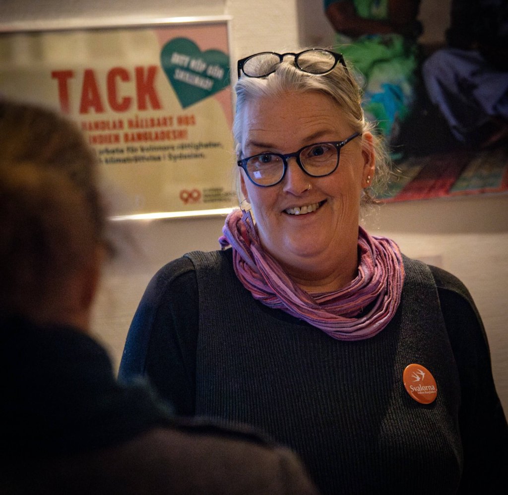 Åsa Johansson, en av alla fantastiska volontärer i vår Second hand-butik. Foto: Erik Törner/Svalornas bildarkiv Åsa Johansson, en av alla fantastiska volontärer i vår Second hand-butik. Foto: Erik Törner/Svalornas bildarkiv