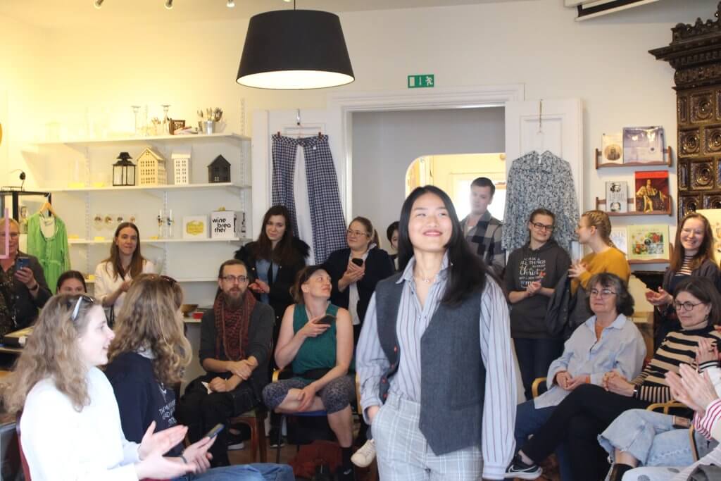 En modell visar upp kläder på en catwalk.