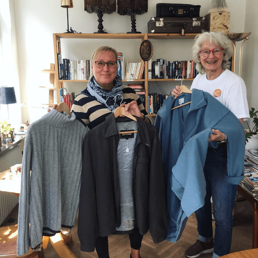 Bild på två volontärer i vår second hand-butik.
